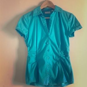 NEW YORK & COMPANY BUTTON DOWN BLOUSE - TURQUOISE